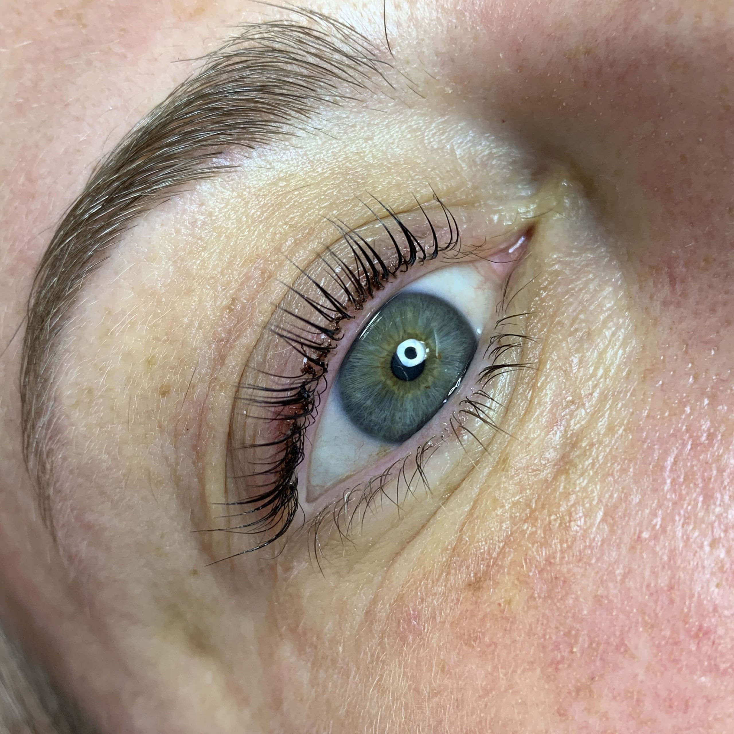 Un ojo con laminación de pestañas
